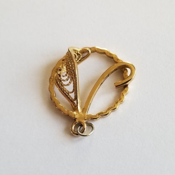 Vintage pendant circle filigree leaf curlicue gold tone metal charm - Picture 7 of 8
